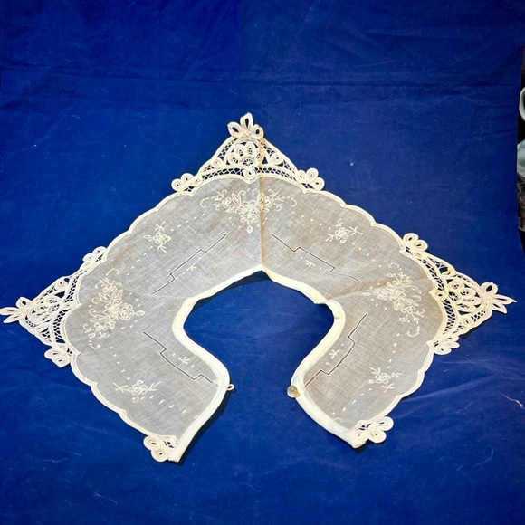 Vintage White Cotton Lace Collar Dickey, Pearl Button, Unworn - Picture 7 of 10